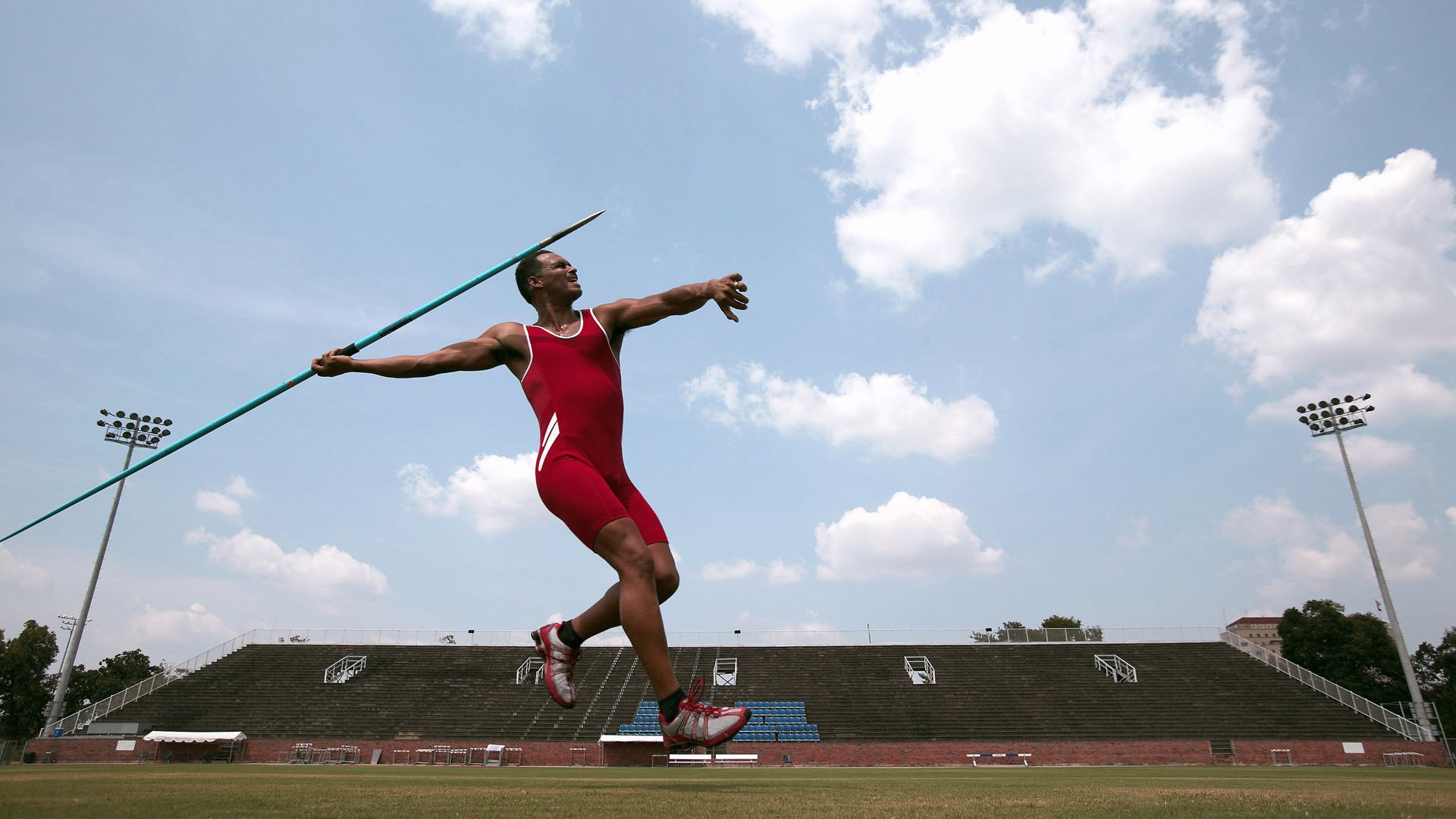 《勇士主帅强调调整策略，备战下一场比赛》，勇士现任32号